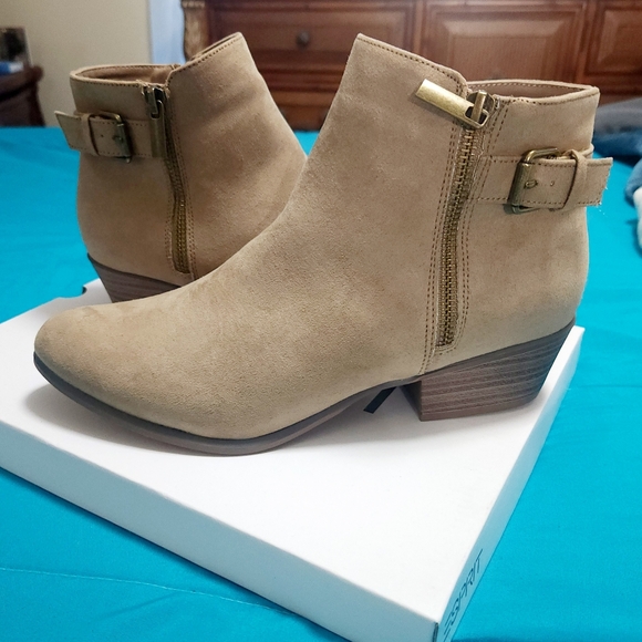 NIB Esprit Booties Size 8.5 - Picture 2 of 5